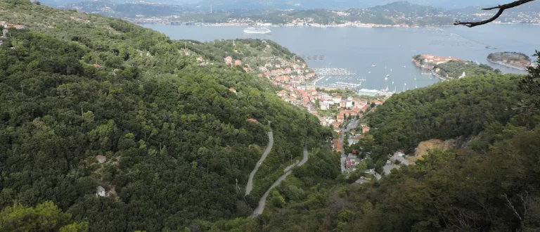 2048px Porto Venere Le Grazie e il golfo dei poeti dalla cava sul Monte Muzzerone 768x330