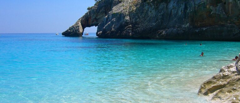 2048px Cala Goloritze arco 768x330