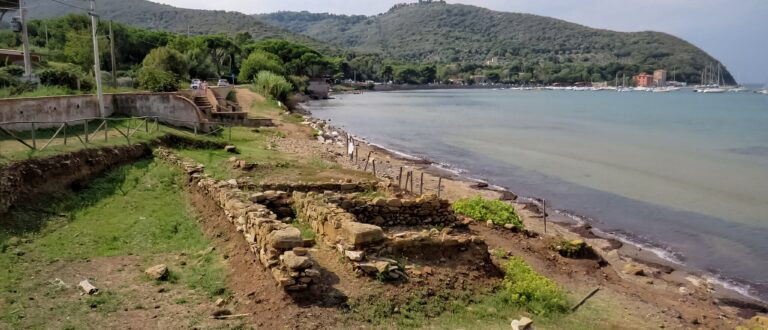 2048px Golfo di Baratti Area archeologica. Resti di fondamenta sulla spiaggia 768x330