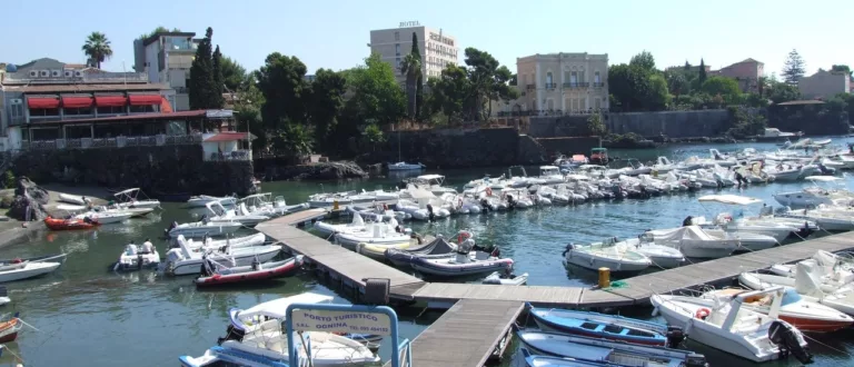 Porto turistico di Ognina Catania   Gommoni e Barche   Creative Commons by gnuckx   panoramio 3 768x330